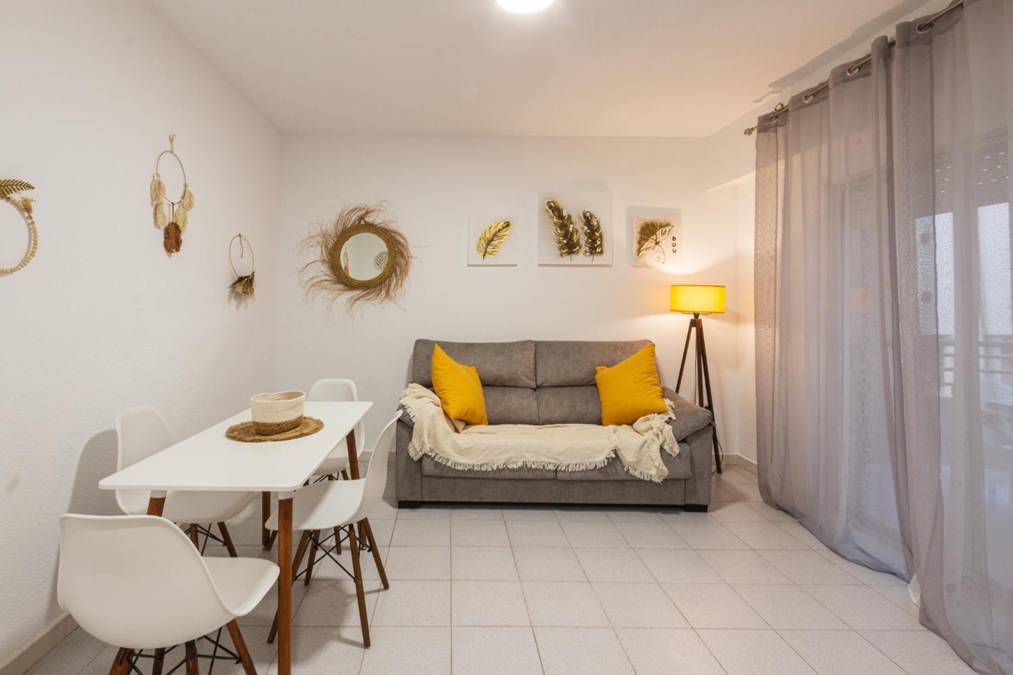 Menabrea Holiday House Near The Beach And Airport سانتا بولا المظهر الخارجي الصورة