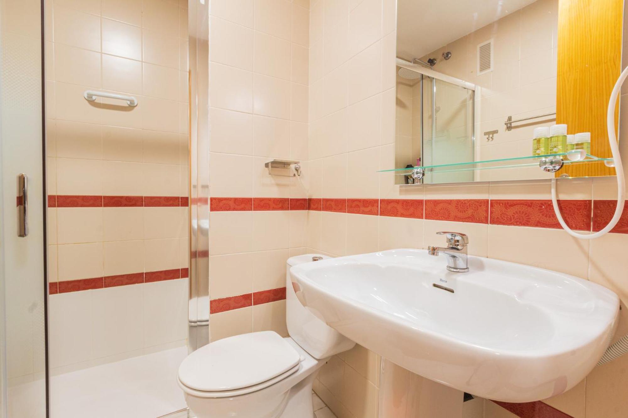 Menabrea Holiday House Near The Beach And Airport سانتا بولا المظهر الخارجي الصورة