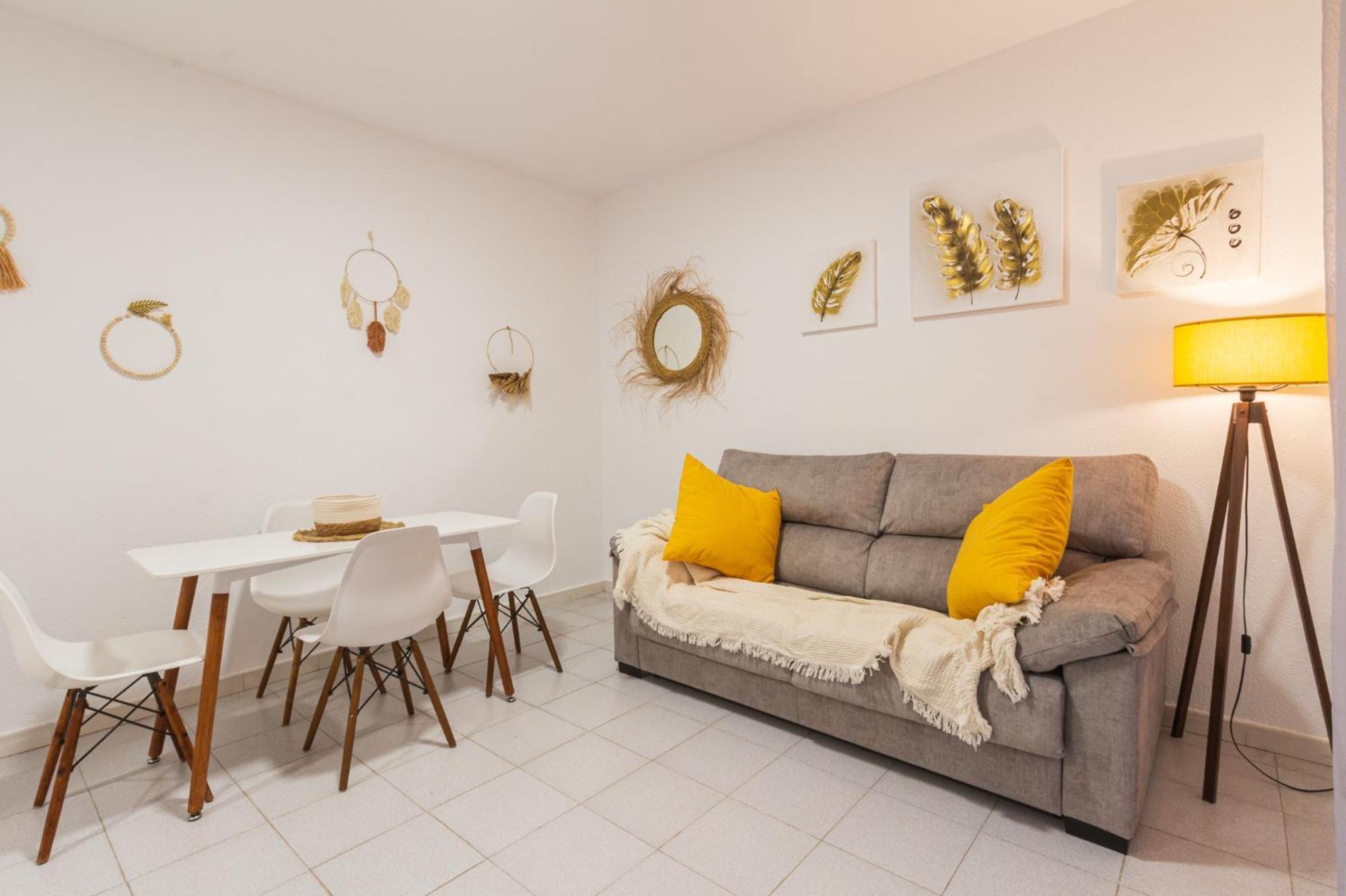 Menabrea Holiday House Near The Beach And Airport سانتا بولا المظهر الخارجي الصورة