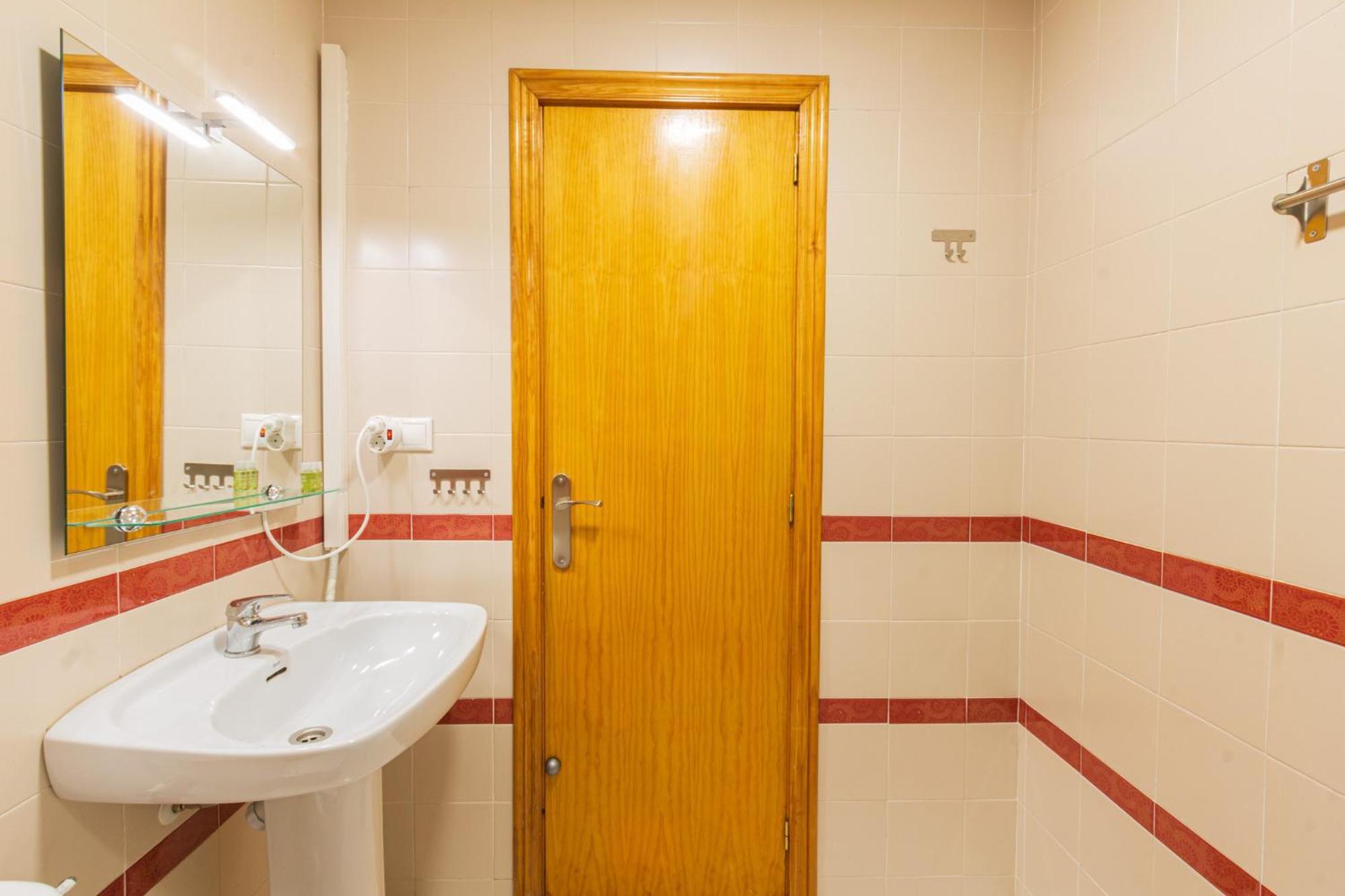 Menabrea Holiday House Near The Beach And Airport سانتا بولا المظهر الخارجي الصورة