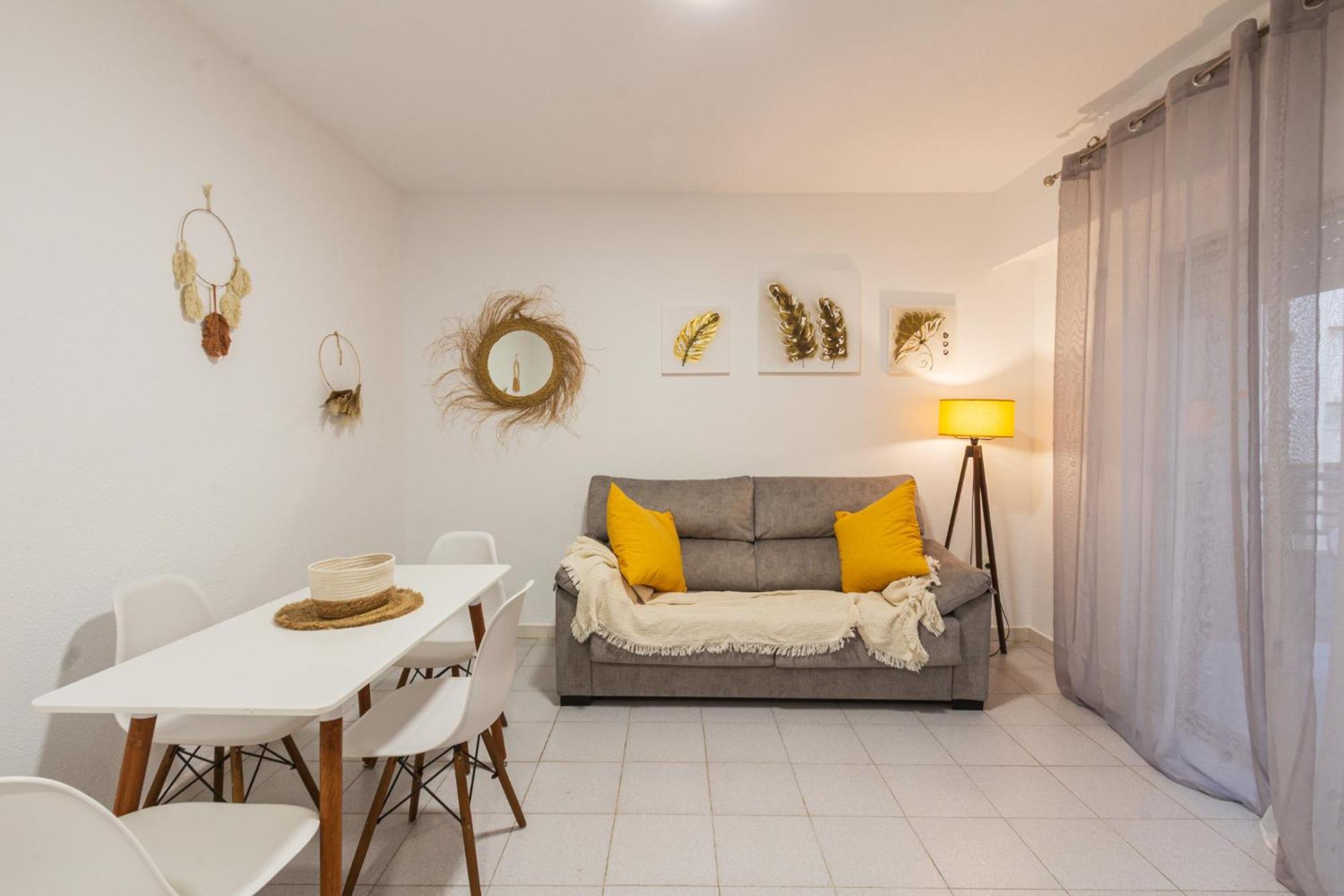 Menabrea Holiday House Near The Beach And Airport سانتا بولا المظهر الخارجي الصورة