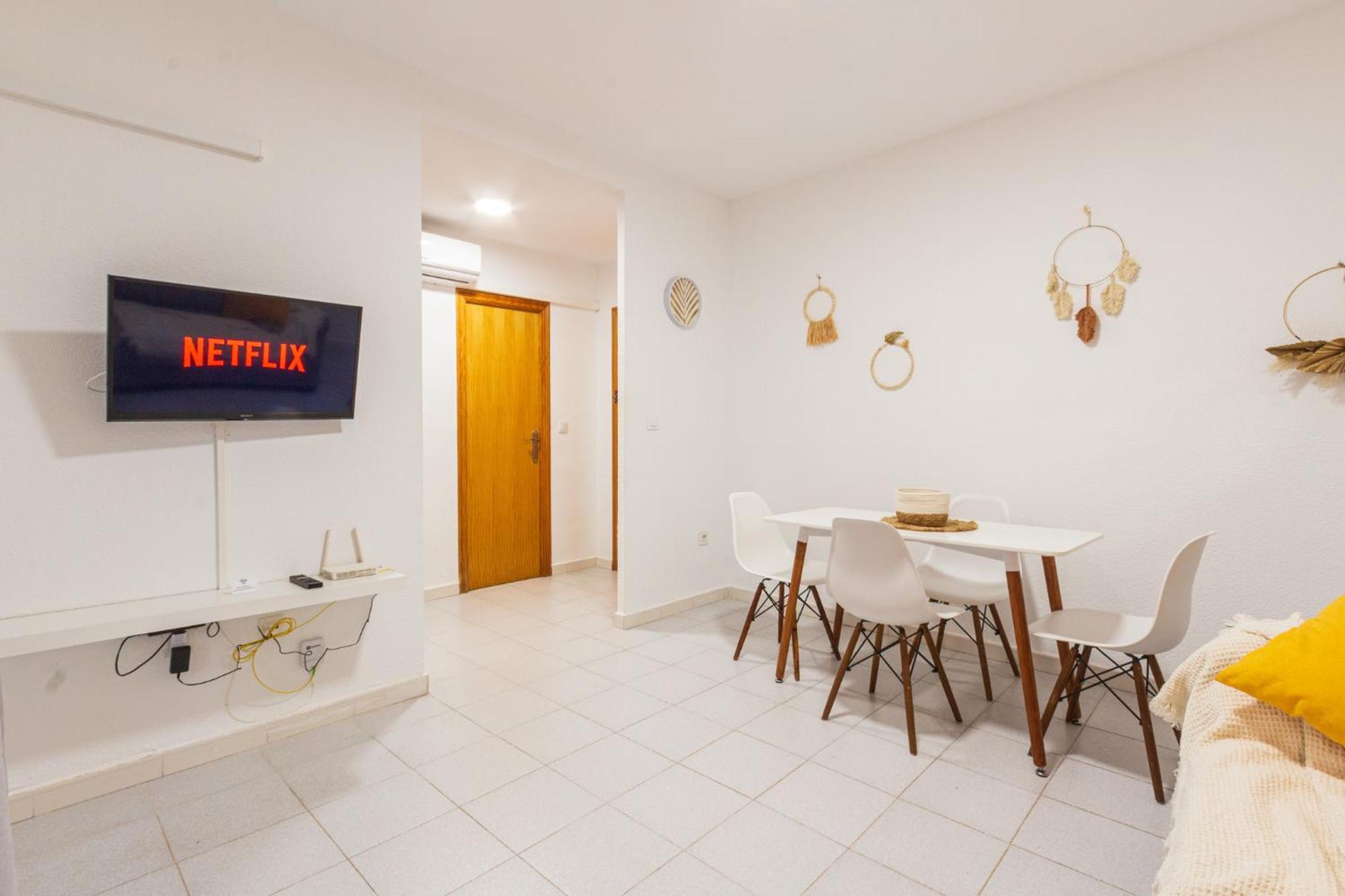 Menabrea Holiday House Near The Beach And Airport سانتا بولا المظهر الخارجي الصورة